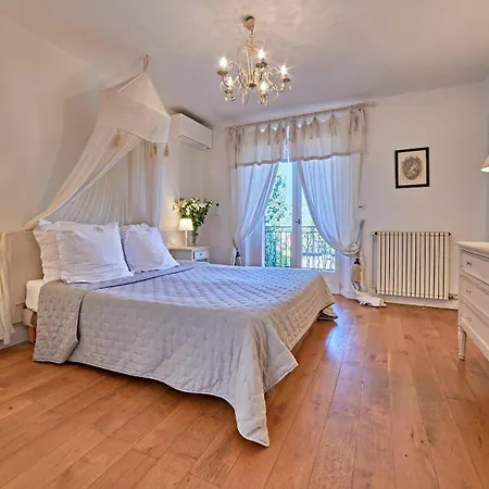 Bed & Breakfast Mercedes 300 M De La 5*